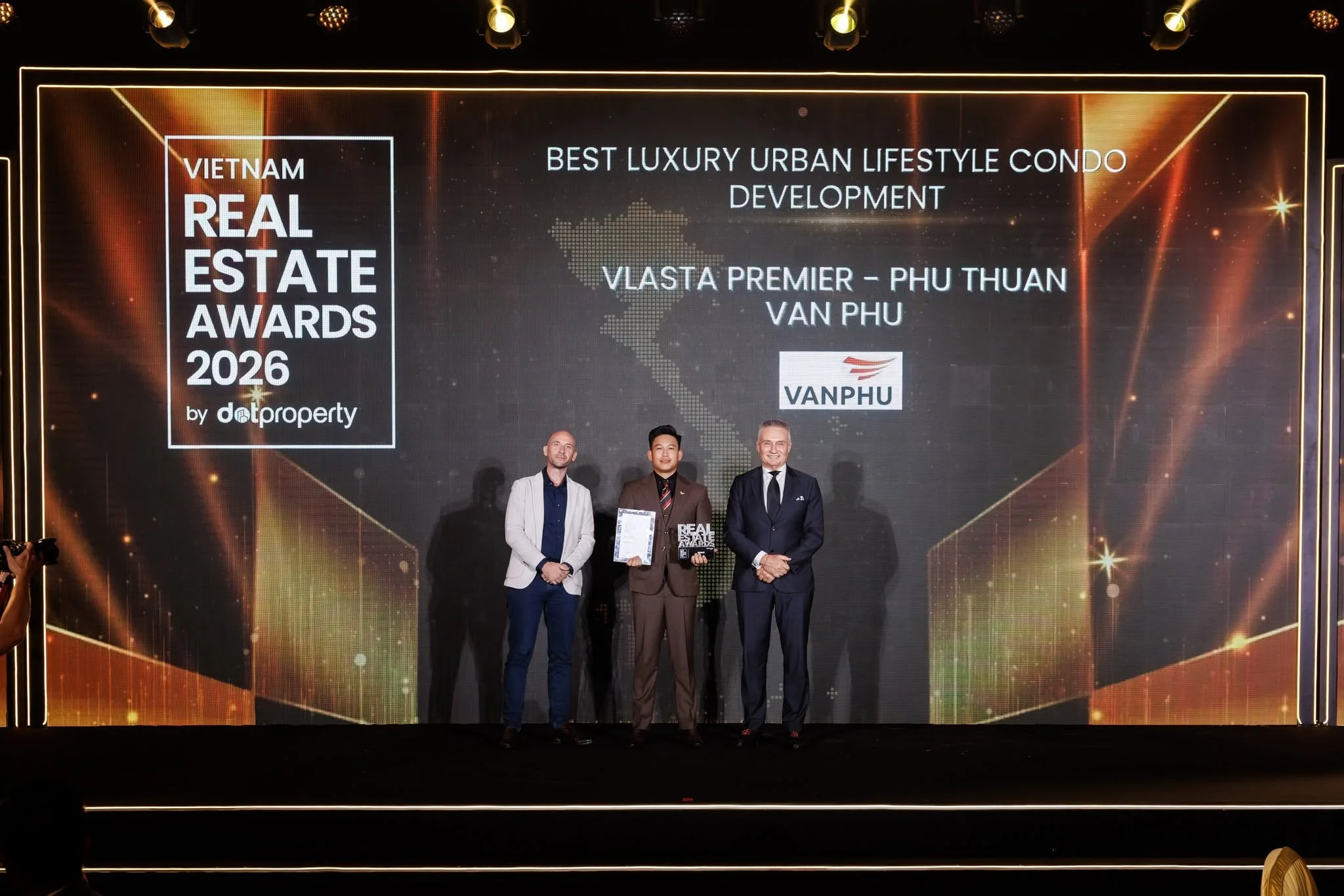 Tự hào hành trình kiến tạo: Văn Phú tỏa sáng với cú đúp giải thưởng tại Dot Property Vietnam 2026